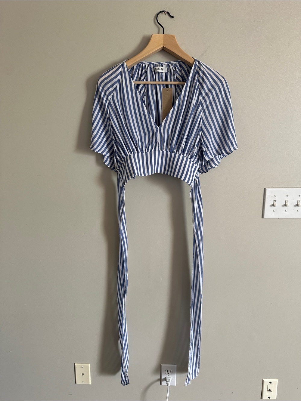 NWT Striped v-neck tied back top - Picture 5 of 7
